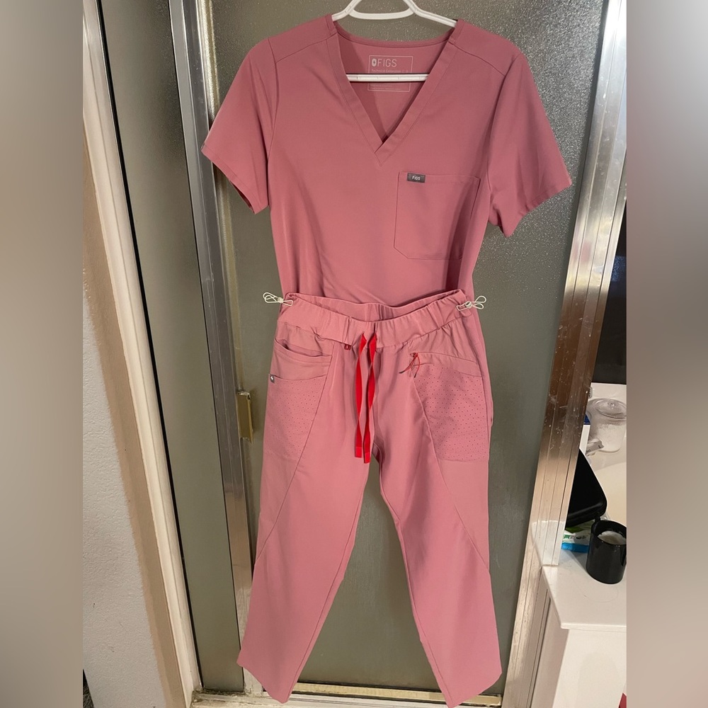 Figs Chalk Pink Scrub Set